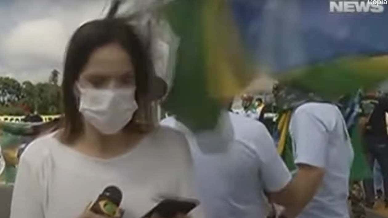 Uma repórter da Band foi agredida ao vivo em manifestação - Foto: Reprodução