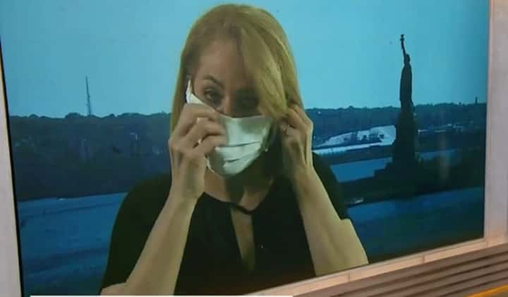 Repórter Sandra Coutinho foi flagrada sem máscara na Globo News. (Foto: Reprodução)