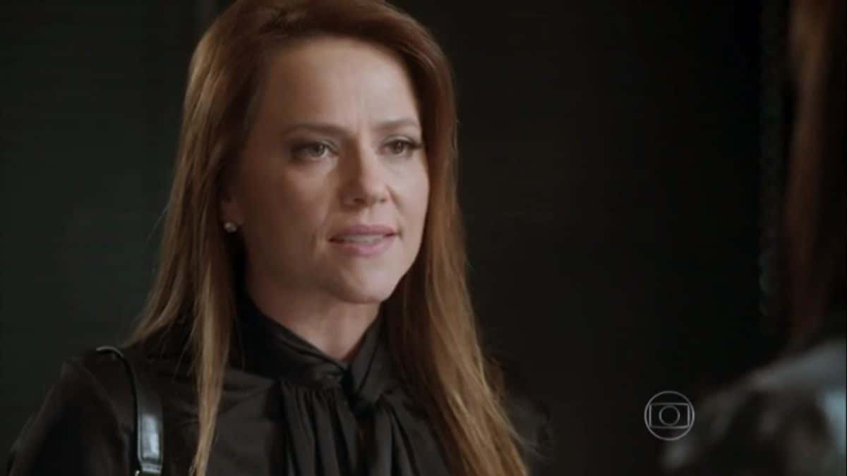 Lili solta os cachorros em Totalmente Demais (Foto: Reprodução/Globo)