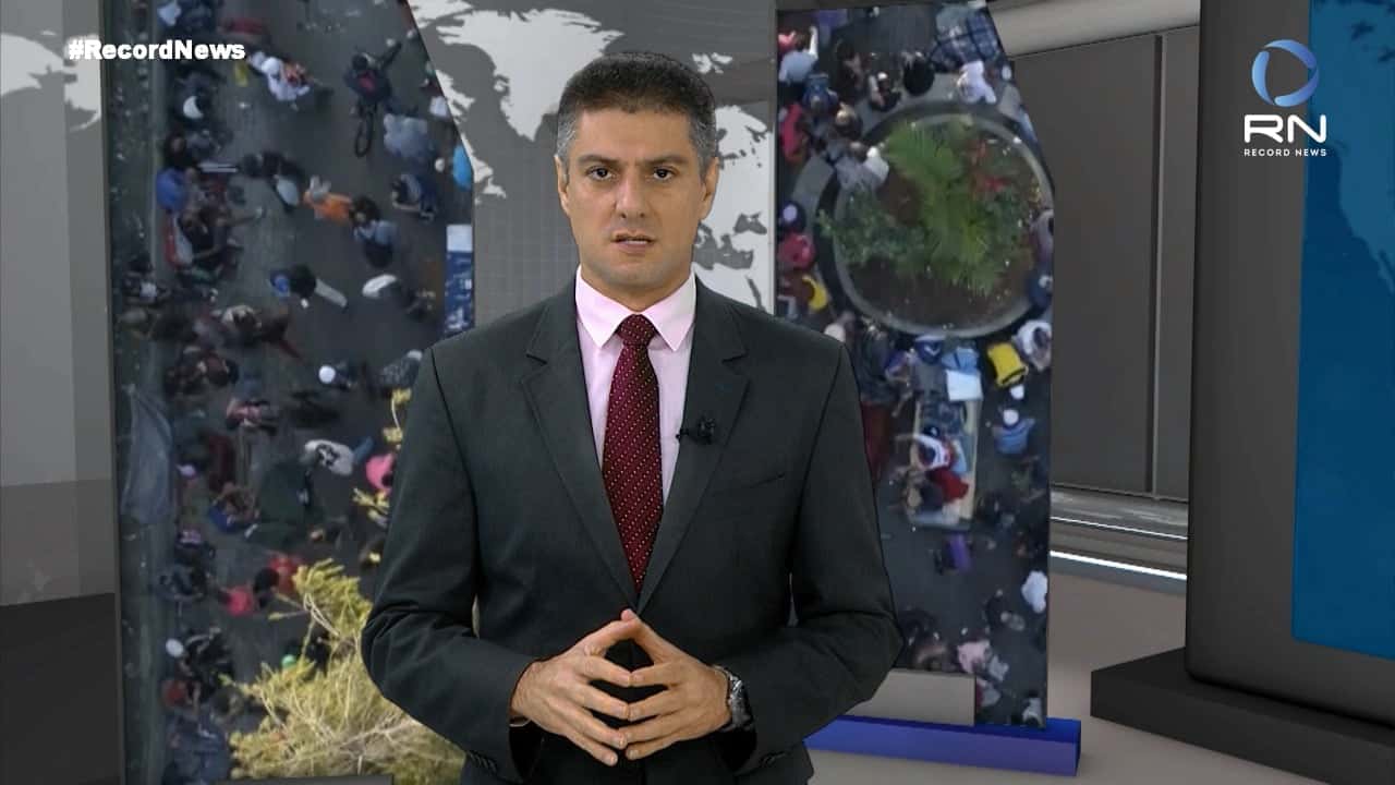 Thiago Moraes apresenta o Record News Investigação (foto: Reprodução/Record News)