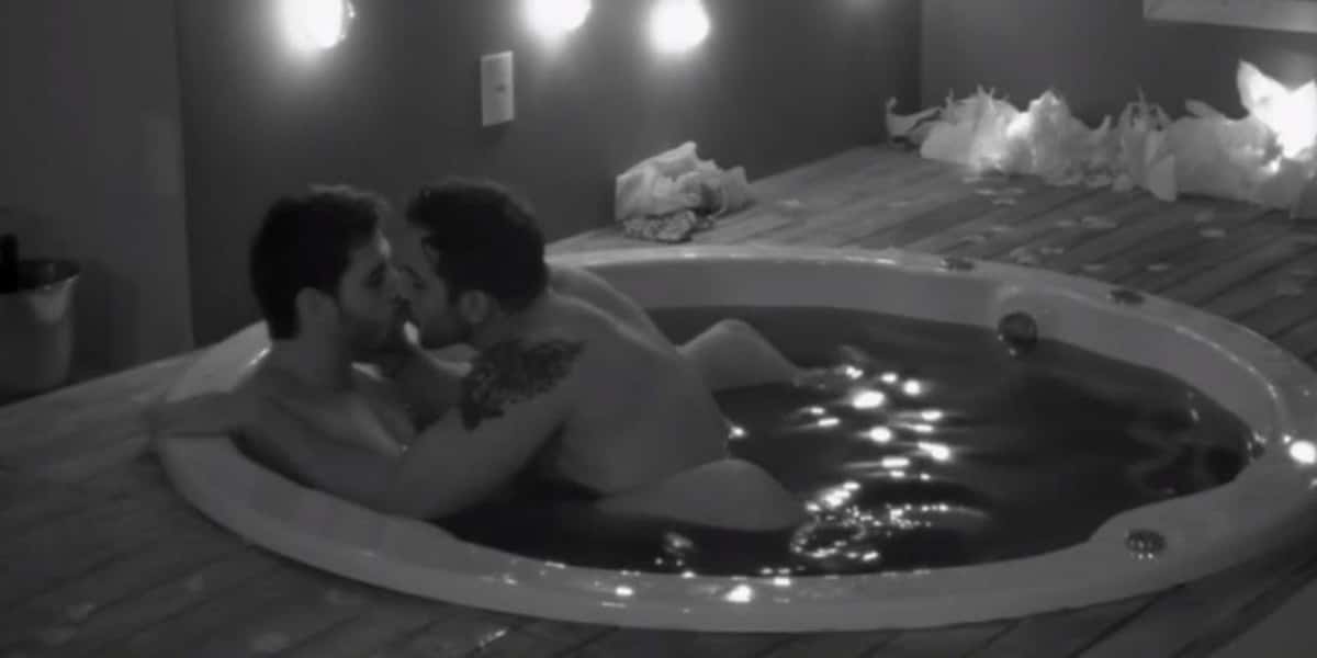 Casal gay do De Férias com o Ex realizando sexo na banheira (Foto: Reprodução)