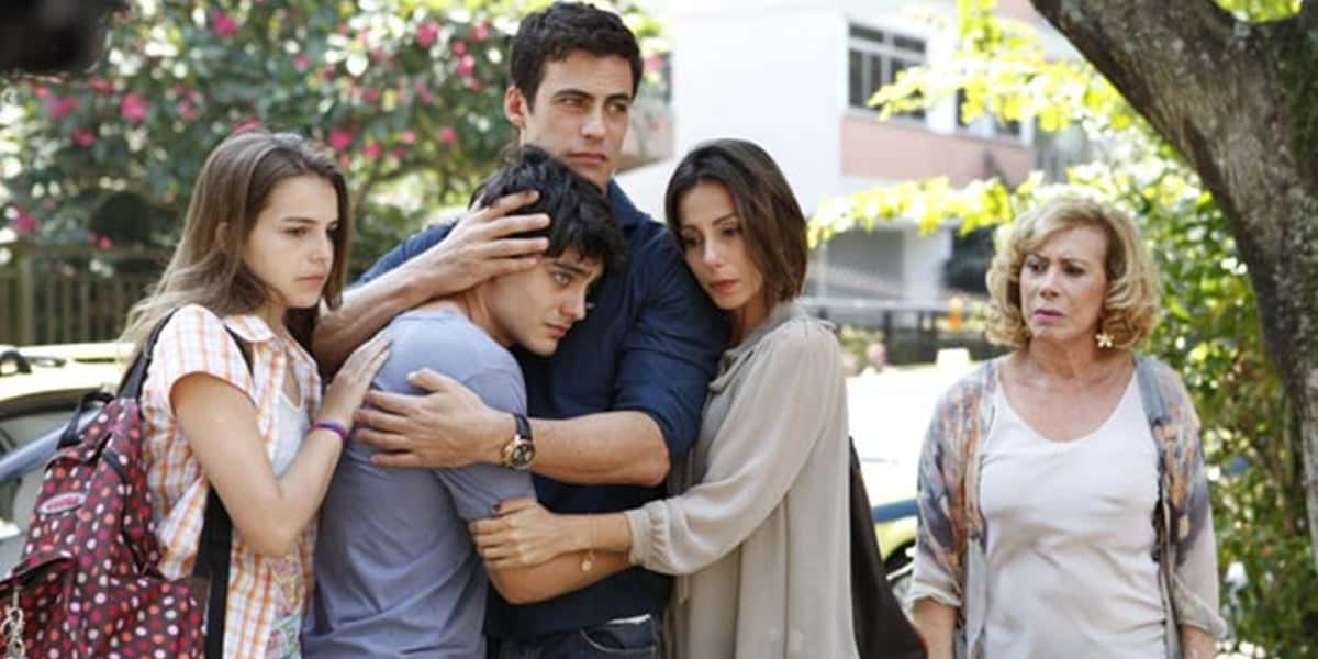 Carolina (Bianca Salgueiro), Juan (Carlos Casagrande), Letícia (Tania Khallil) e Vilma (Arlete Salles) em Fina Estampa (Foto: Reprodução/Globo)