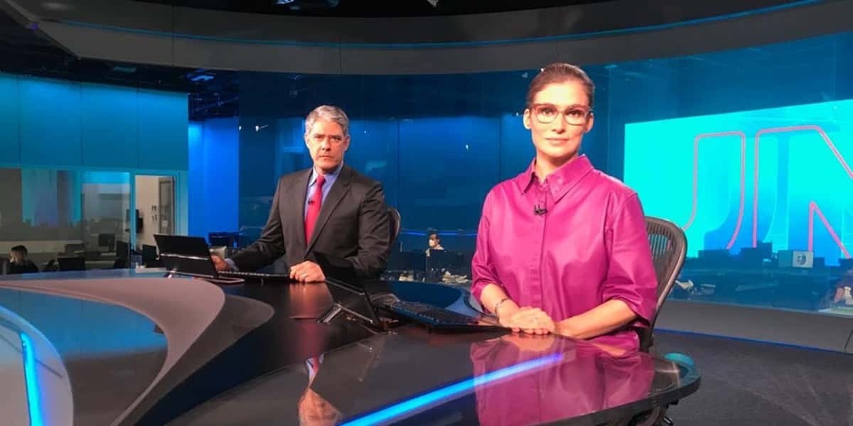 Renata Vasconcellos divide a bancada do Jornal Nacional ao lado de William Bonner e tem enfrentado diversos ataques dos apoiadores de Bolsonaro (Foto: Reprodução / TV Globo)