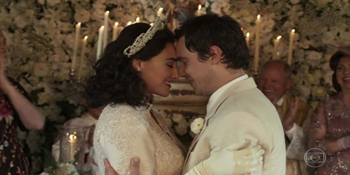 Candinho e Filomena tem o seu felizes para sempre em Êta Mundo Bom (Foto: Reprodução/Globo)