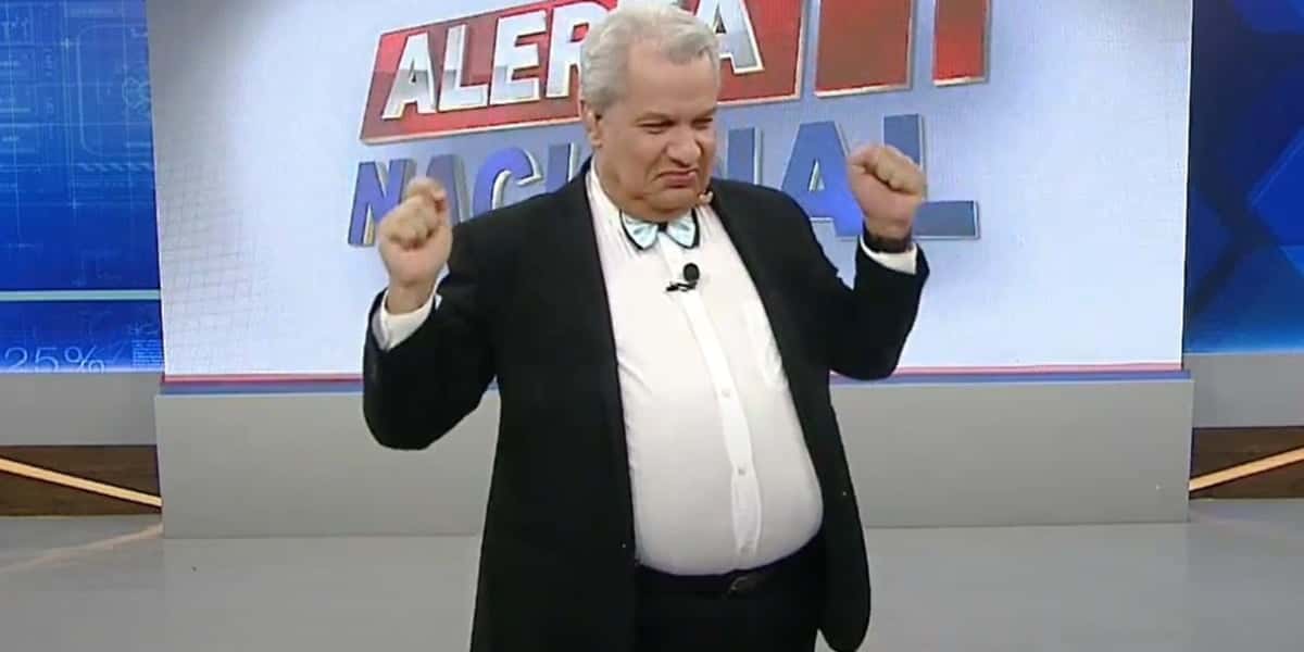 Sikêra Jr. usou gravata borboleta e contou que foi em homenagem ao ex-global Jô Soares (Foto: Reprodução / RedeTV!)