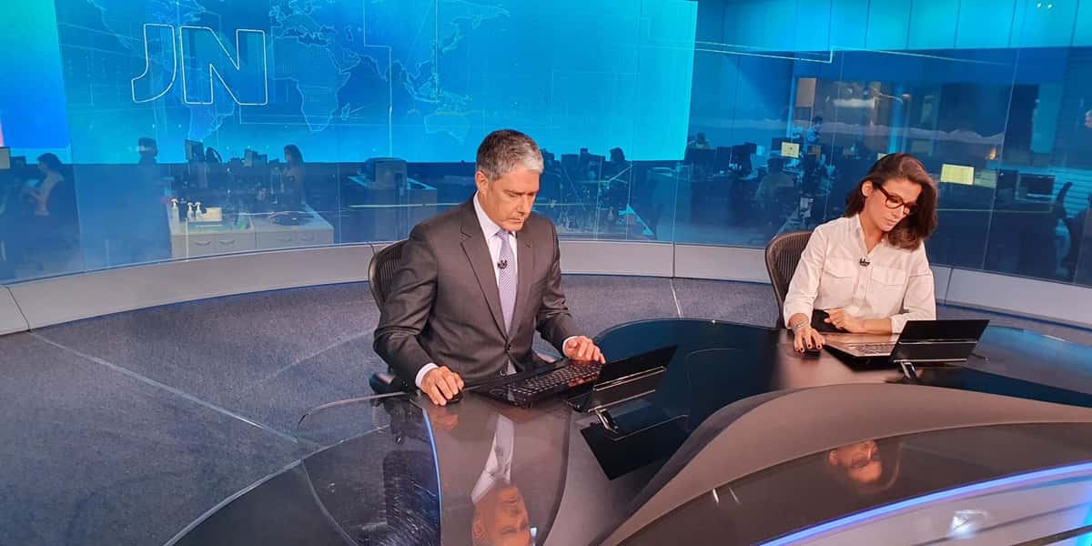 William Bonner e Renata Vasconcellos na bancada do Jornal Nacional (Foto: Divulgação / Jornal Nacional)