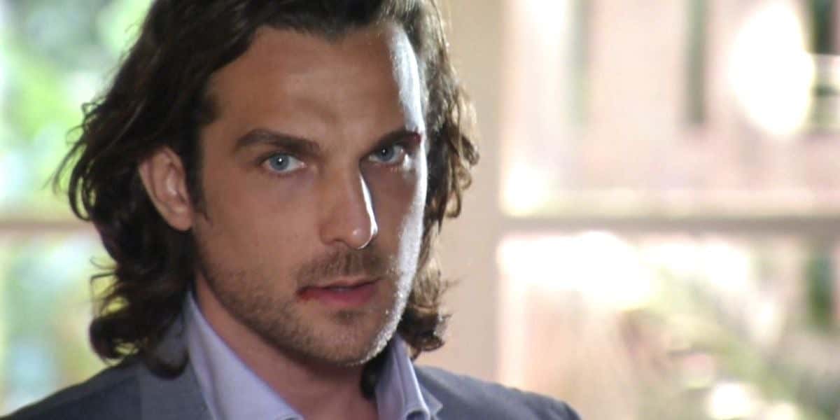 Alberto não se contem e escorrega em disfarce em Flor do Caribe (Foto: Reprodução/Globo)