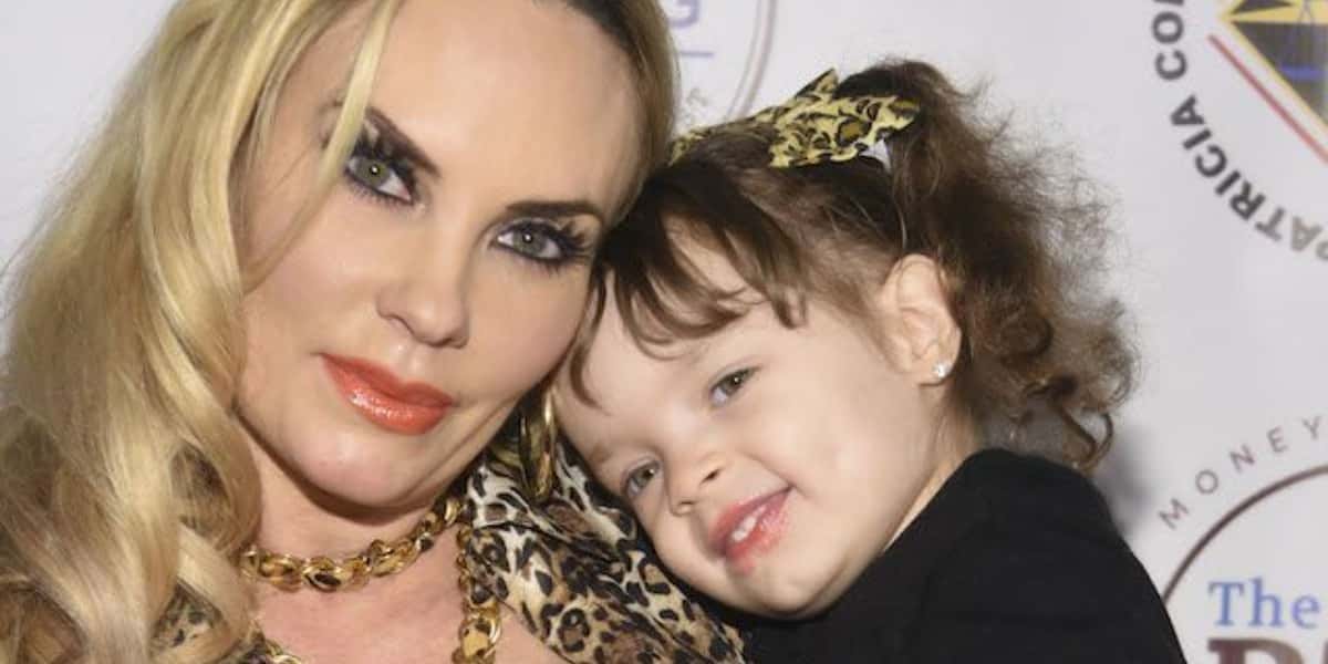 Atriz beija filha de apenas 4 anos e é detonada (Foto: Reprodução)