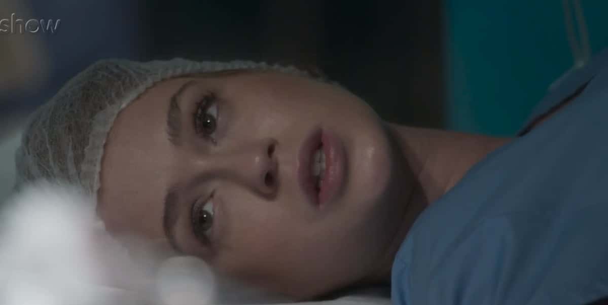 Eliza vai para mesa de cirurgia salvar Jonatas em Totalmente Demais (Foto: Reprodução/Globo)