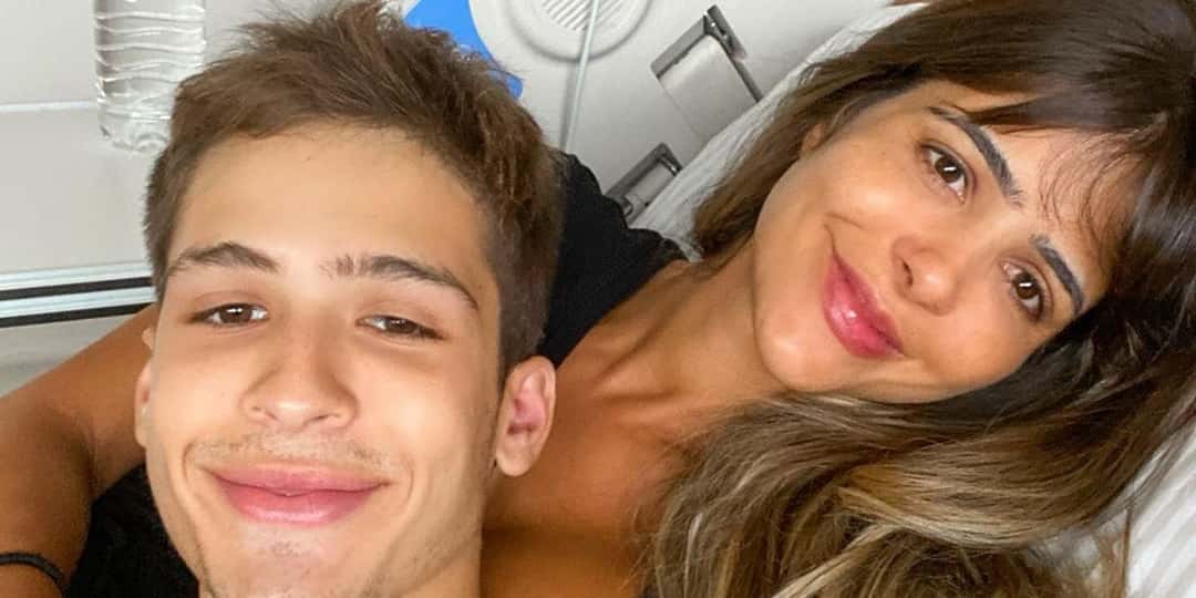 João Guilherme e a mãe, Naira Ávila, após sua cirurgia (Foto: reprodução)