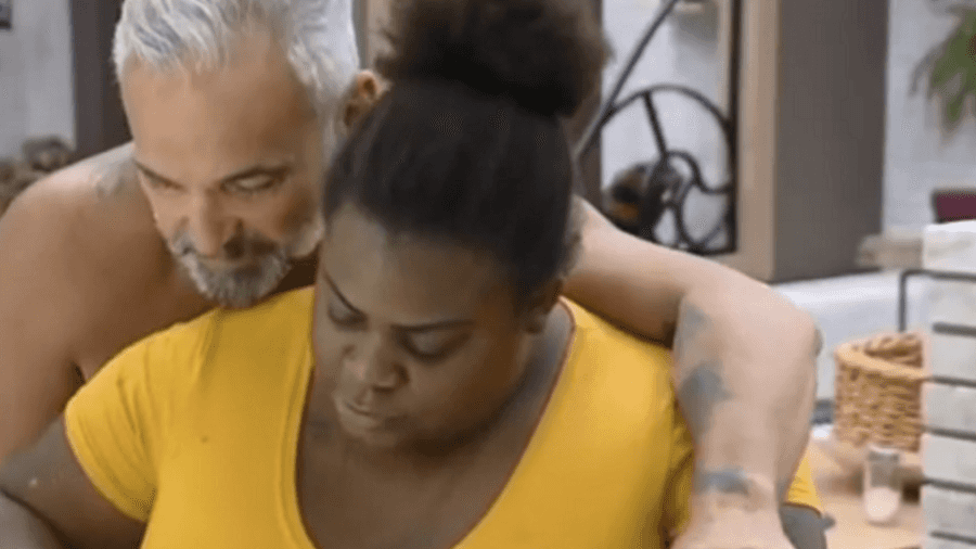 Jojo Todynho e Mateus Carrieri em A Fazenda 12 (Foto: reprodução)