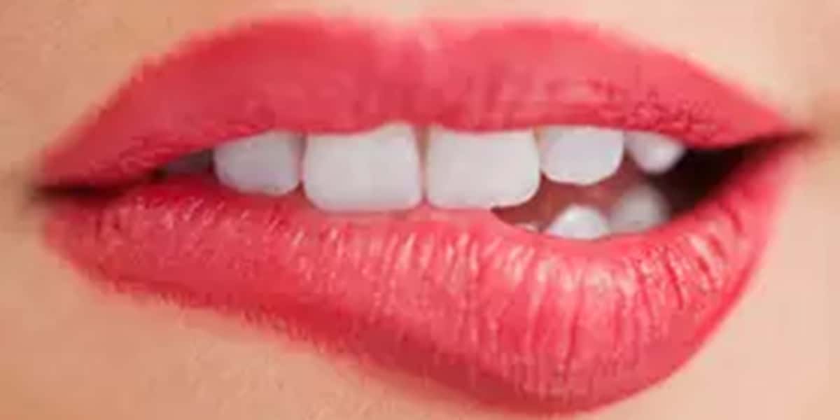 Modelo usou a boca pra proporcionar prazer a homens em van (Foto: Reprodução)