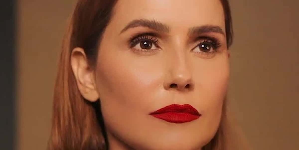 Deborah Secco se ajoelhou nos bastidores da Globo (Foto: Reprodução)