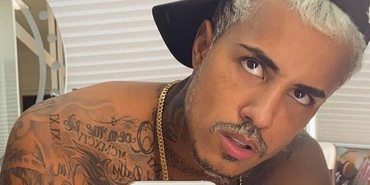 MC Livinho apareceu em foto seminu e agitou os fãs (Foto: Reprodução)