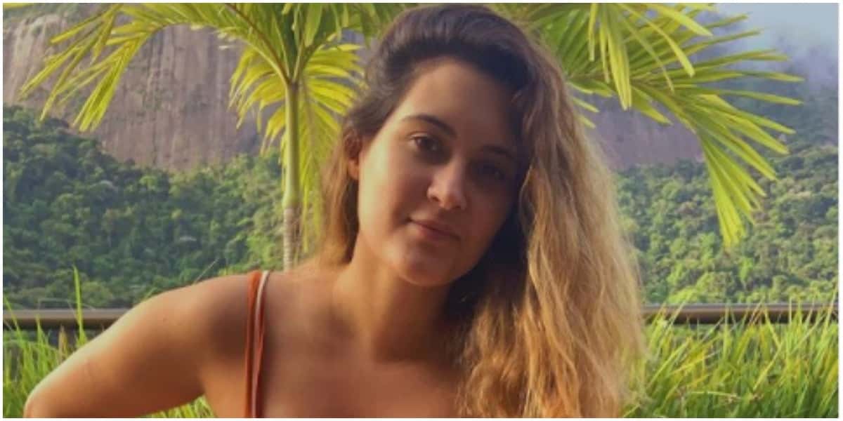 Bia Bonemer surgiu com maiô neutro e foi elogiada pelos seguidores (Foto: Reprodução)