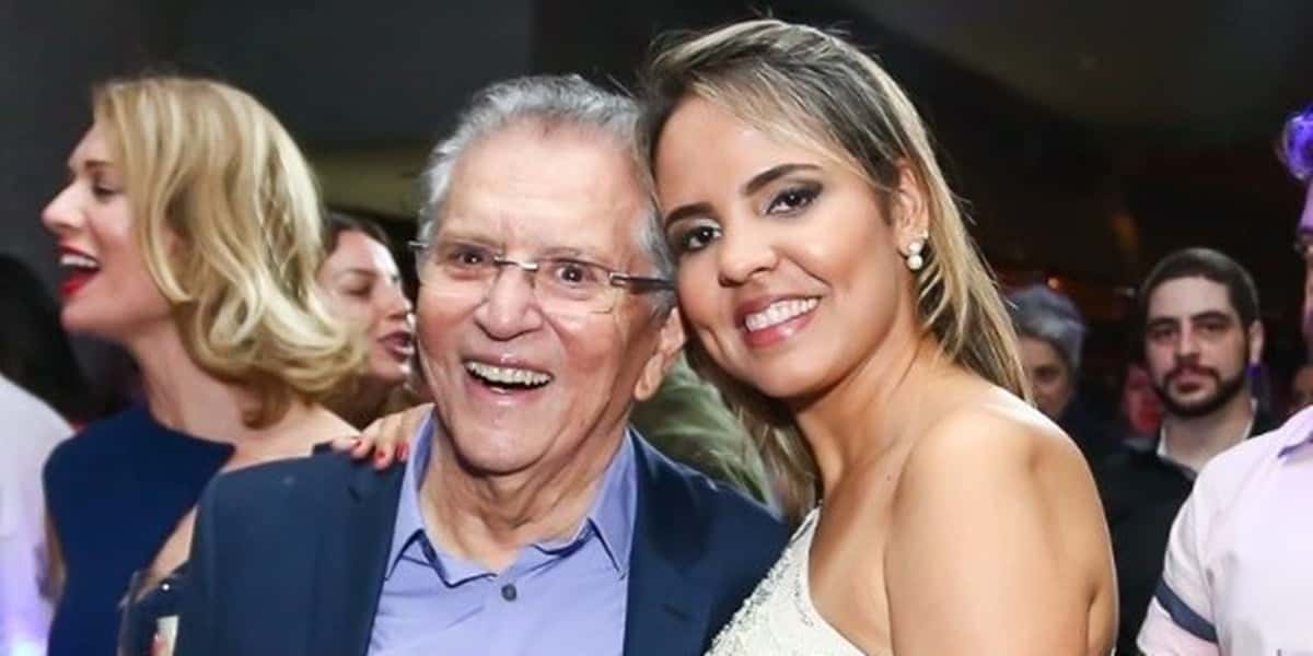 Carlos Alberto de Nóbrega é 40 anos mais velho que a esposa, Renata Domingues (Foto: Reprodução)
