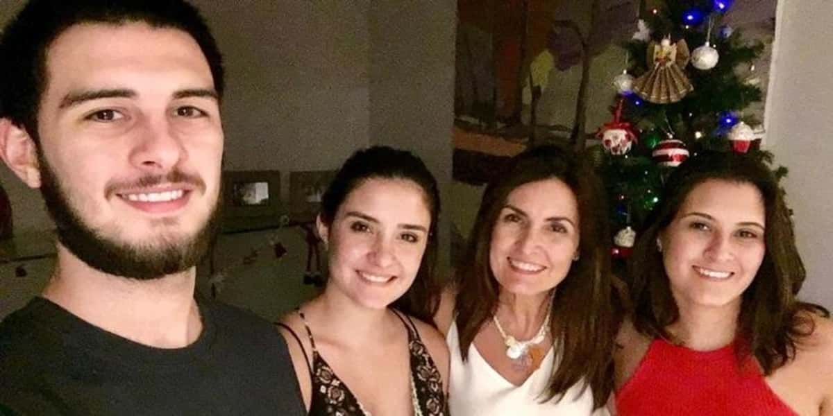 Fátima Bernardes ao lado dos filhos trigêmeos, do antigo relacionamento com William Bonner (Foto: Reprodução / Instagram)