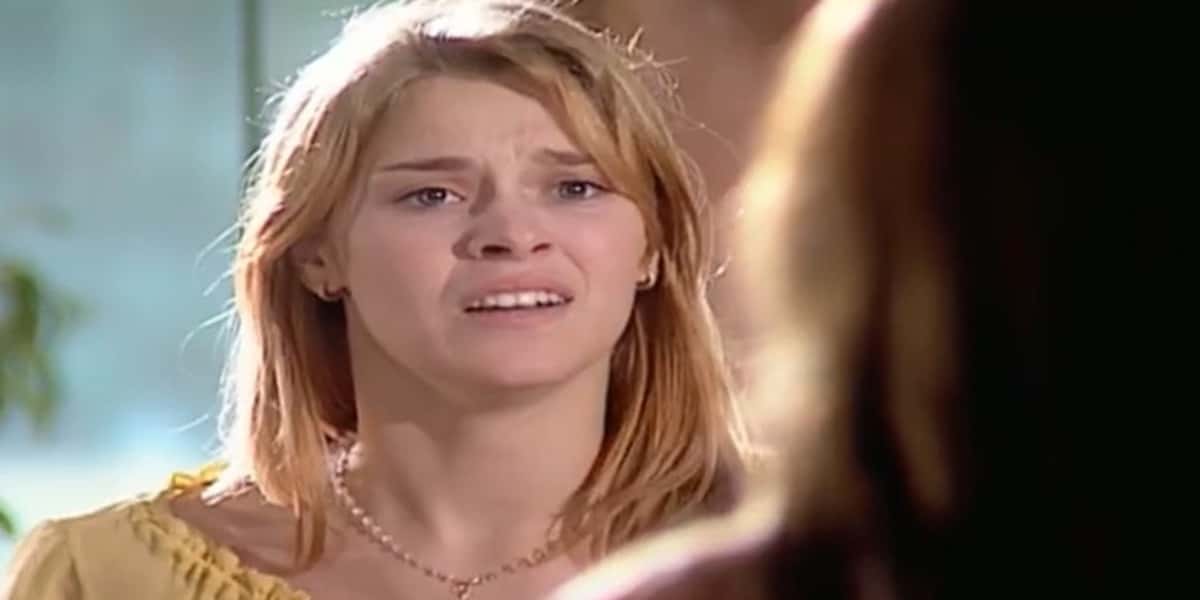 Camila sentindo dor após profecia de Íris em Laços de Família (Foto: Reprodução)