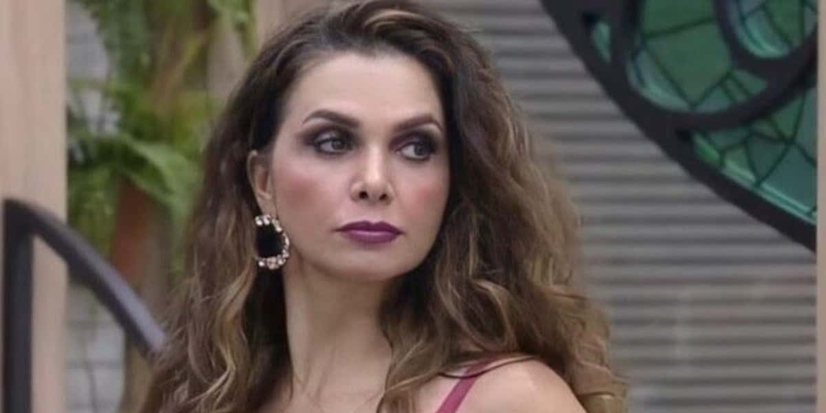 Luiza Ambiel celebra saída de Mariano de A Fazenda 12 (Foto: Reprodução)