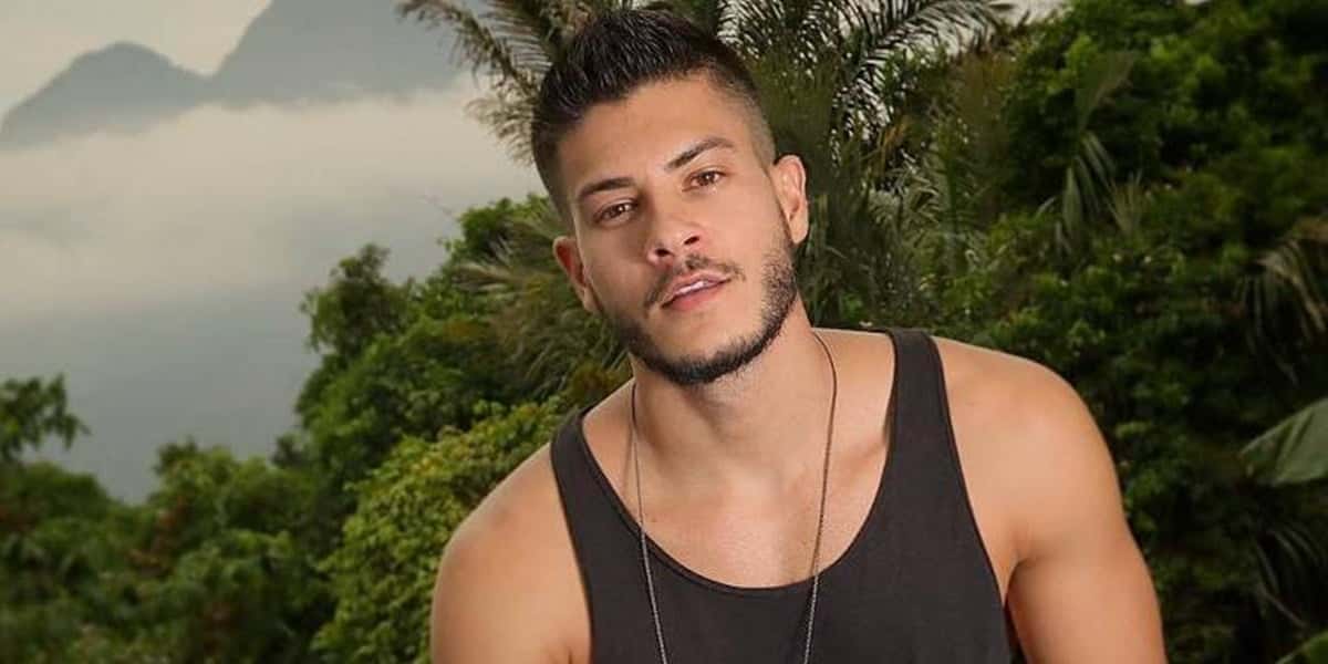 Arthur Aguiar deu show de estrelismo na Record e acabou sendo demitido e não faz mais parte do elenco da novela Gênesis (Foto: Reprodução)