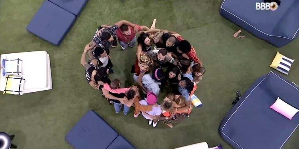 Participantes do BBB21 reunidos no jardim da casa (Foto: Reprodução)