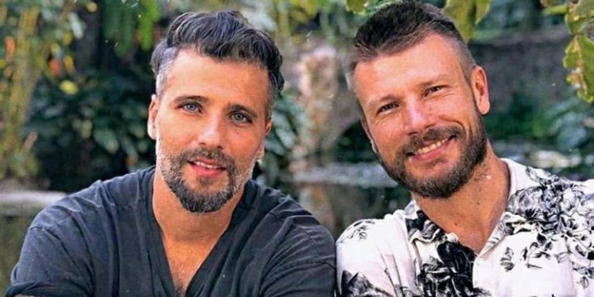 Bruno Gagliasso surge na cama com Rodrigo Hilbert no É de Casa e assunto vai parar nos mais falados no país (Foto: Reprodução)