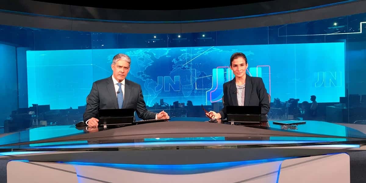 Renata Vasconcellos e William Bonner na bancada do Jornal Nacional (Foto: Reprodução / TV Globo)
