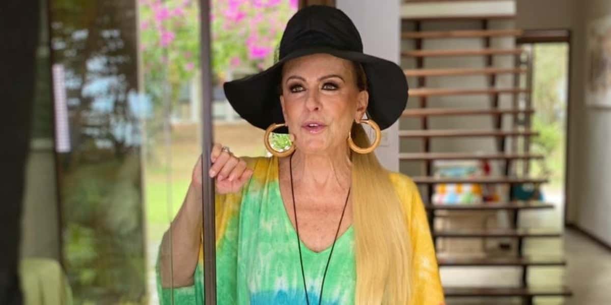 Ana Maria Braga gravou o "Mais Você" de casa na praia (Foto: Reprodução/Instagram)