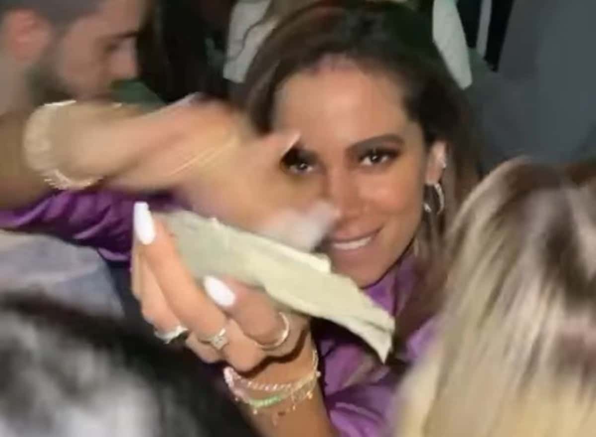 Anitta sugere que tratamento dentário ajuda no sexo oral