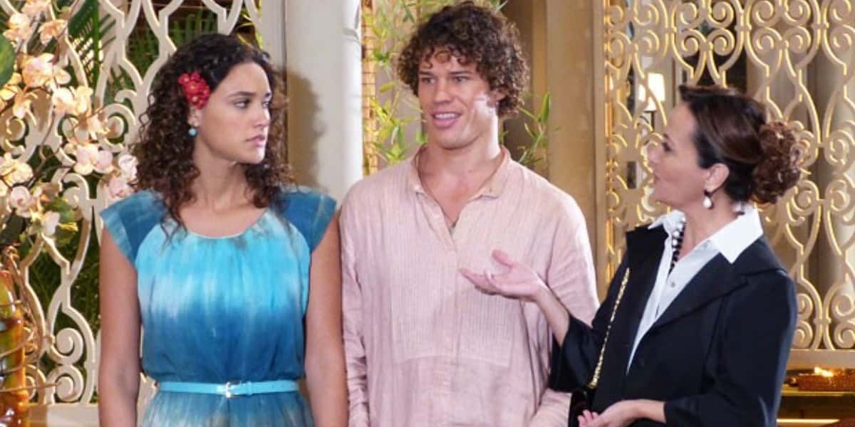 Guiomar invade festa e apresenta Candinho como filho de Dionísio (Foto: Flor do Caribe / TV Globo)