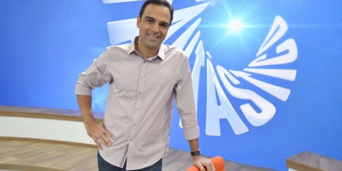 Tadeu Schmidt no comando do Fantástico (Foto: Reprodução)