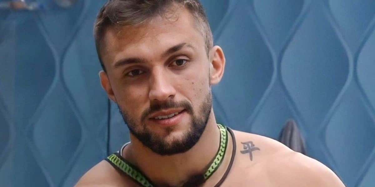 Arthur surgiu excitado dentro do BBB21 (Foto: Reprodução)