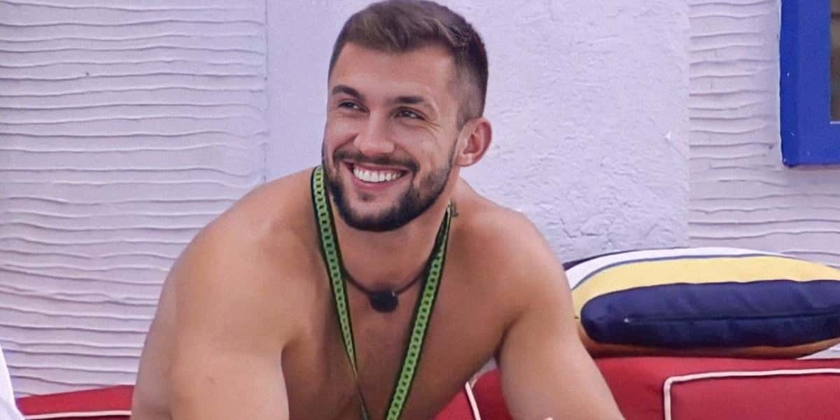 Arthur Picoli vai tentar ficar com Carla Diaz na festa do líder (Foto: Reprodução / TV Globo)