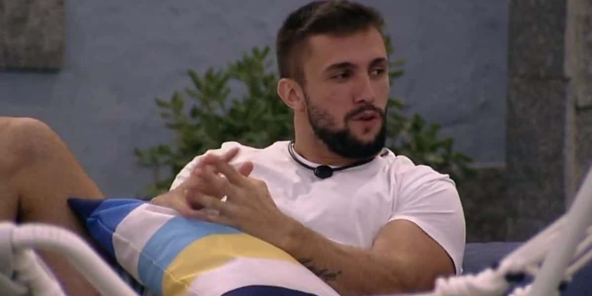 Arthur falou ter realizado tratamento na adolescência para crescer (Foto: Reprodução)