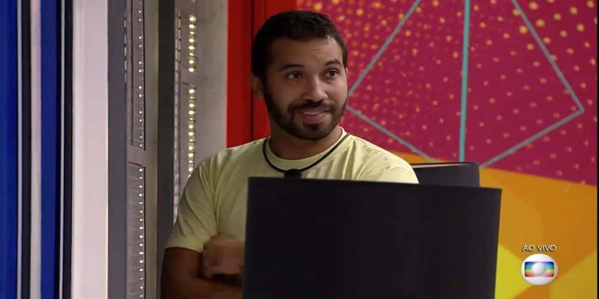 Gilberto ficou esperando o suposto novo participante do "BBB 21" na porta da casa (Foto: Reprodução / TV Globo)