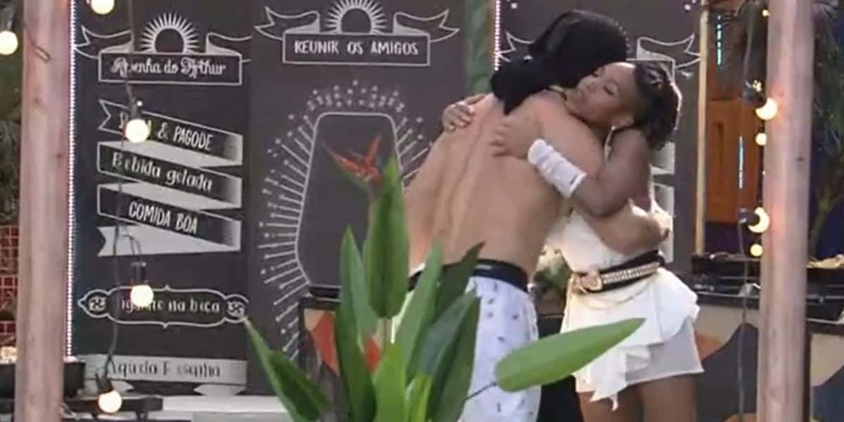 Arthur abraçando Karol Conká na festa do BBB21 (Foto: Reprodução)