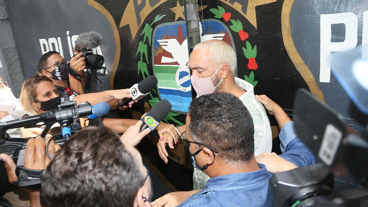 Belo deixando a prisão no Rio de Janeiro (Foto: AgNews)
