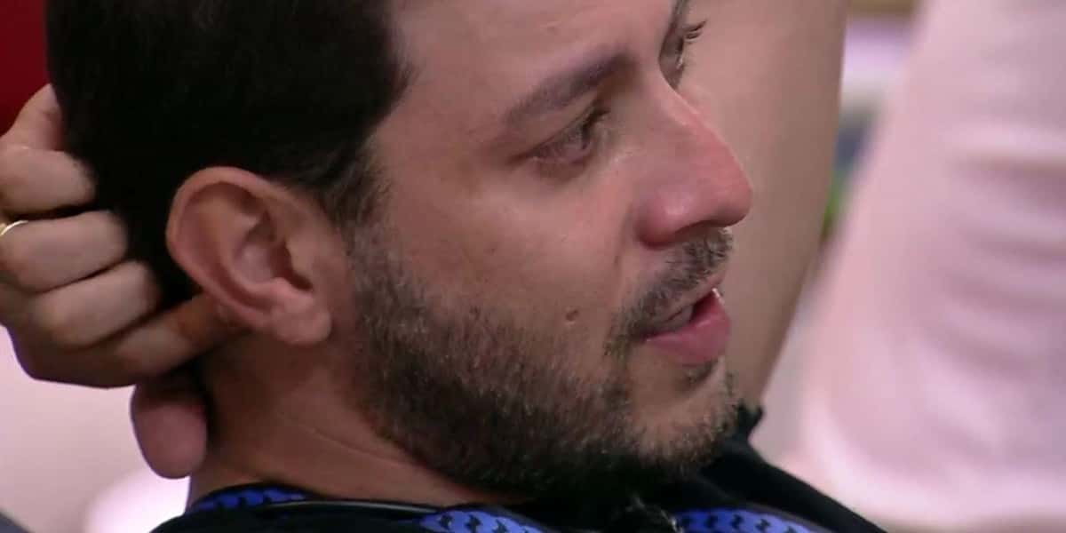 Caio quebrou o pé no "BBB 21" e a produção deixou a critério dele seguir no jogo ou ser eliminado (Foto: Reprodução / TV Globo)