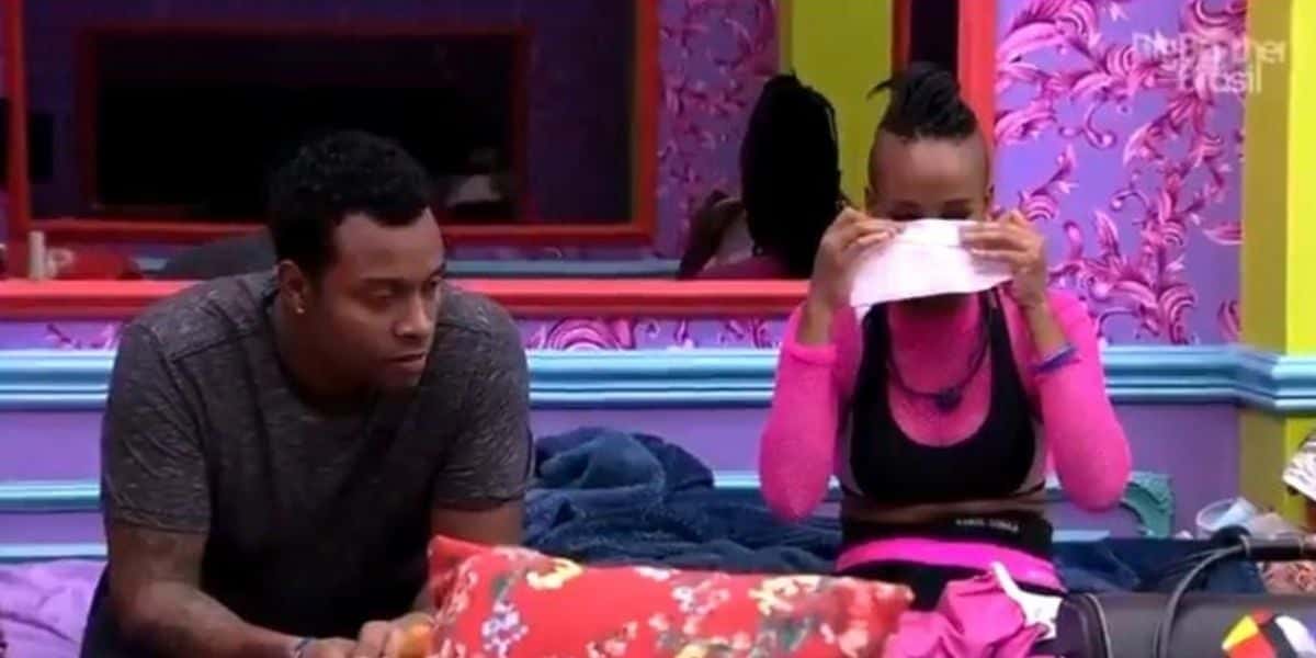 Karol Conká chorando, Nego Di consolando no BBB21 (Foto: Reprodução / Globo)