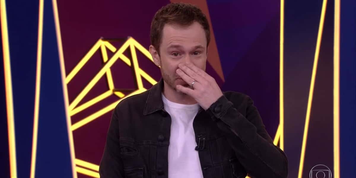 Tiago Leifert emocionando durante o BBB21 (Foto: Reprodução)