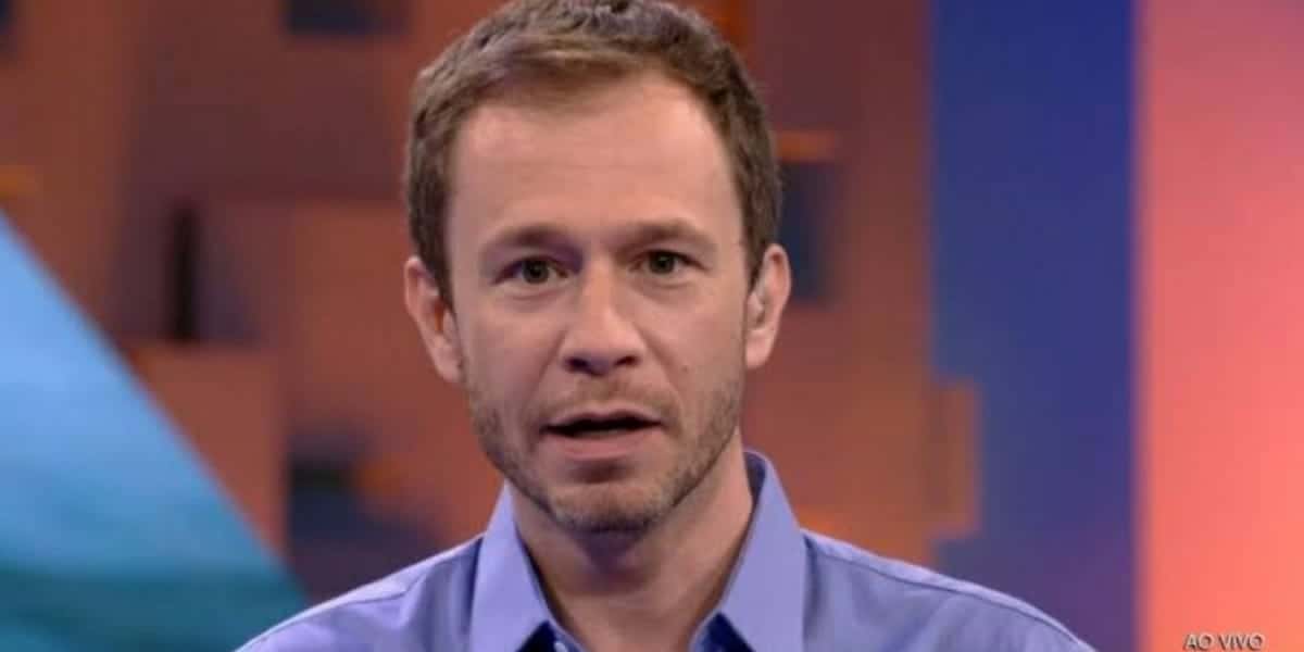 Tiago Leifert é o apresentador do reality show da Globo, BBB21 (Foto: Reprodução)