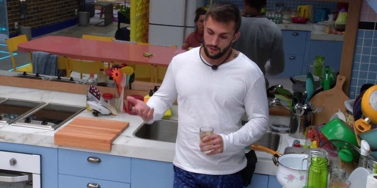 Arthur revela climão com Carla Diaz (Foto: Reprodução)