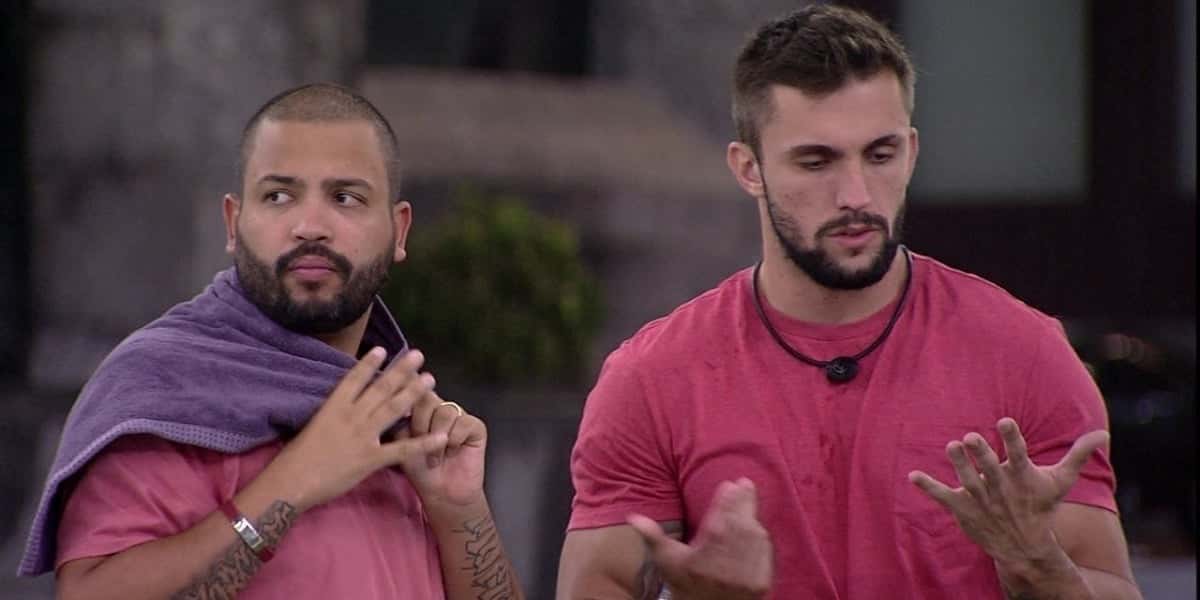 Arthur reclama de Carla Diaz para projota (Foto: Reprodução)