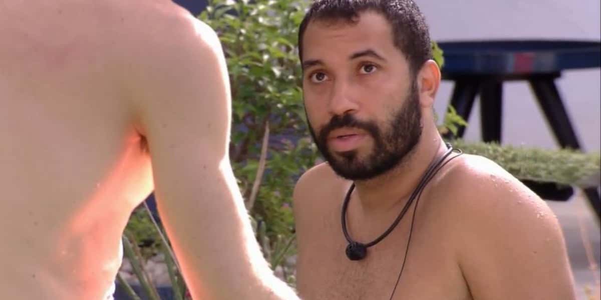 Gil se arrependeu da briga que teve com Pocah (Foto: Reprodução/TV Globo)