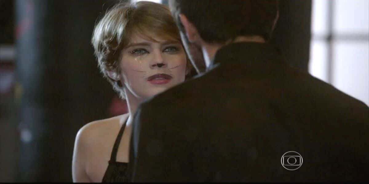 Karina usa Cobra na novela Malhação - Sonhos? (Foto: Reprodução/Globo)