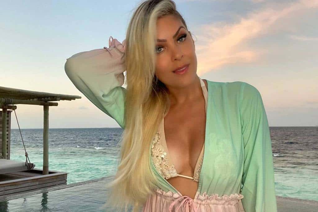 Renata Fan surgiu com um macacão decotado nas redes sociais (Foto: Reprodução)