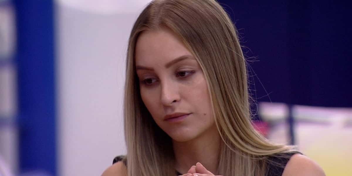 Carla Diaz virou alvo dentro do BBB21 e pode cair no paredão falso; o público já espera que ela volte com sangue nos olhos após ver até o namorado Arthur falar mal de seu comportamento (Foto: Reprodução / TV Globo)