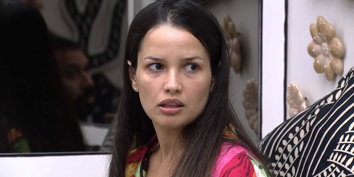 Juliette, após a falsa saída de Carla Diaz, virou alvo dentro da casa e acabou discutindo com os próprios amigos, Gil e Sarah (Foto: Reprodução / TV Globo)