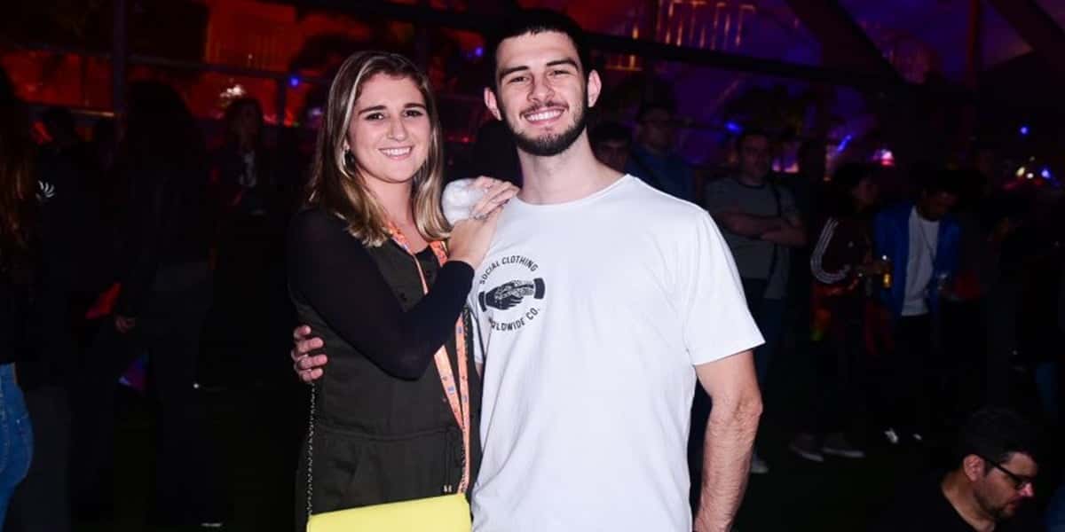Vinicius Bonemer, o filho de William Bonner e Fátima Bernardes, junto com a namorada, a jovem Thalita Martins (Foto: Reprodução / AgNews)