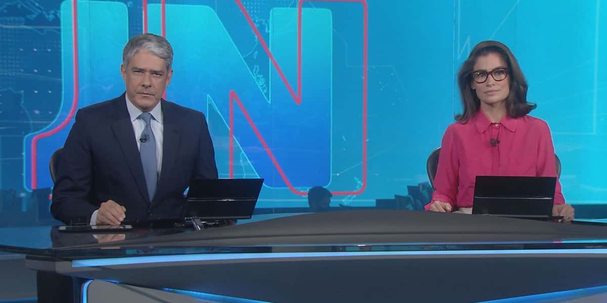 William Bonner e Renata Vasconcellos, os âncoras do Jornal Nacional, foram denunciados pela família Bolsonaro após exporem informações da investição de um esquema de corrupção (Foto: Reprodução / TV Globo)